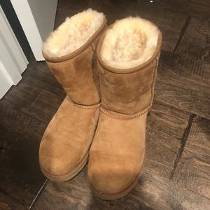Size 7 Ugg boots